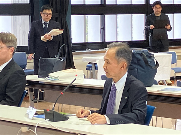 受賞後、社内の取組み状況を丸山知事に報告する浅中社長